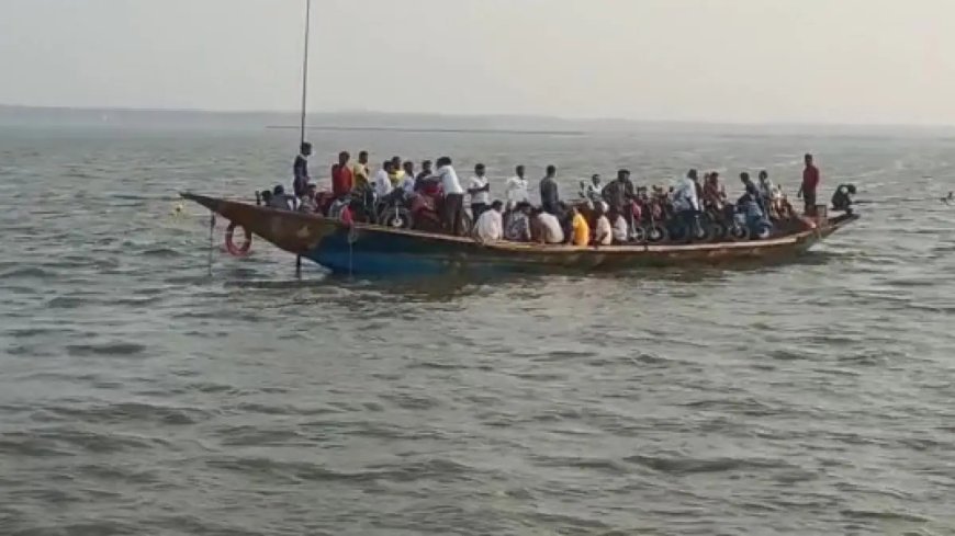 ମହାନଦୀ ଭିତରେ ଫସିଲା ଯାତ୍ରୀବାହୀ ଡଙ୍ଗା