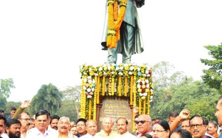 ଉତ୍କଳ ଗୌରବ ମଧୁସୂଦନ ଦାସଙ୍କ ପୁଣ୍ଯ ତିଥି ଅବସରରେ ମାନ୍ୟବର ରାଜ୍ୟପାଳ ଶ୍ରୀ ରଘୁବର ଦାସ ଭୁବନେଶ୍ବର ରାଜଭବନ ଛକସ୍ଥିତ ପ୍ରତିମୂର୍ତ୍ତିରେ ଶ୍ରଦ୍ଧା ସୁମନ  କରିଛନ୍ତି