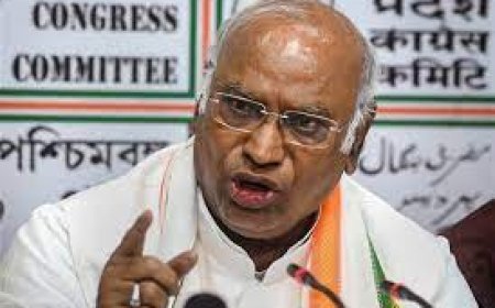 ଖଡଗେଙ୍କ  ପ୍ରତିଶୃତି କଂଗ୍ରେସ କ୍ଷମତାକୁ  ଆସିଲେ ଗରିବ ପରିବାରକୁ ପ୍ରତି ମାସରେ ୫୦୦୦ ସହାୟତା ରାଶି ଦେବ