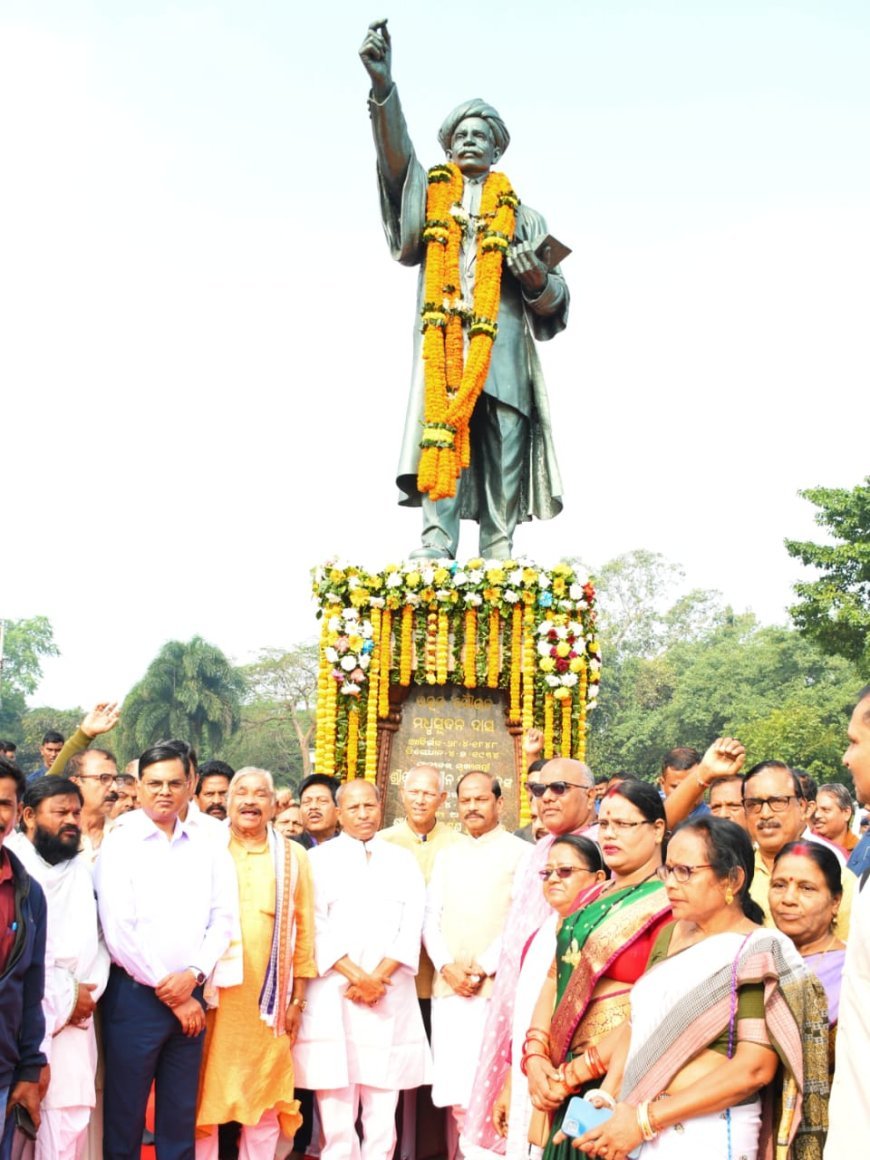 ଉତ୍କଳ ଗୌରବ ମଧୁସୂଦନ ଦାସଙ୍କ ପୁଣ୍ଯ ତିଥି ଅବସରରେ ମାନ୍ୟବର ରାଜ୍ୟପାଳ ଶ୍ରୀ ରଘୁବର ଦାସ ଭୁବନେଶ୍ବର ରାଜଭବନ ଛକସ୍ଥିତ ପ୍ରତିମୂର୍ତ୍ତିରେ ଶ୍ରଦ୍ଧା ସୁମନ  କରିଛନ୍ତି