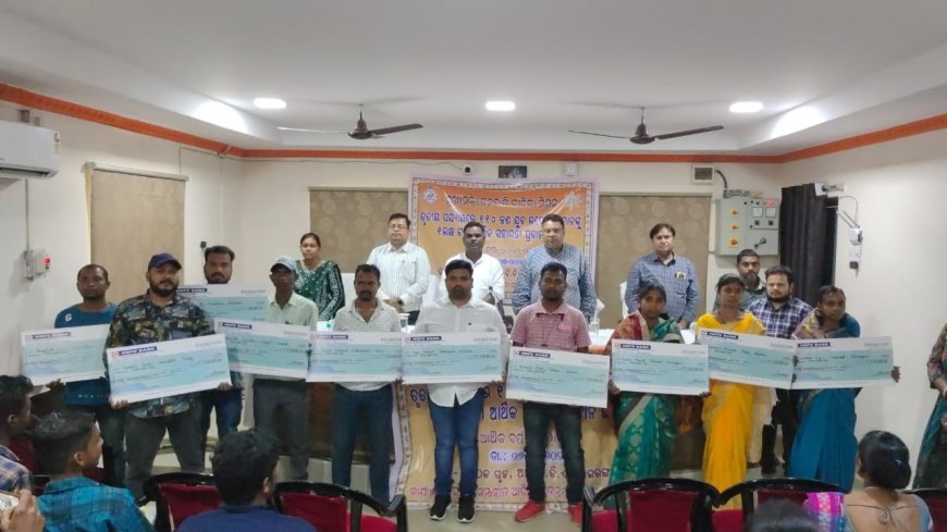 ବିଧାୟକଙ୍କ  ଦ୍ବାରା ମୁଖ୍ୟମନ୍ତ୍ରୀ ଜନଜାତି ଜିବୀକା ମିଶନ୍ ଯୋଜନାରେ ୧ ଲକ୍ଷ ଟଙ୍କା  ଆର୍ଥିକ ସହାୟତା ପ୍ରଦାନ  . .