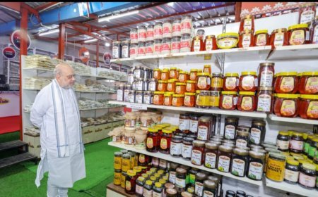 ଗାନ୍ଧୀ  ଜୟନ୍ତୀ ଅବସରରେ କେନ୍ଦ୍ର ଗୃହ ଏବଂ ସମବାୟ ମନ୍ତ୍ରୀ ଶ୍ରୀ ଅମିତ ଶାହ ଆଜି, ନୂଆଦିଲ୍ଲୀର କନଟ ପ୍ଲେସସ୍ଥିତ ଖଦି ଇଣ୍ଡିଆ ଶୋରୁମ ପରିଦର୍ଶନ କରିଛନ୍ତି