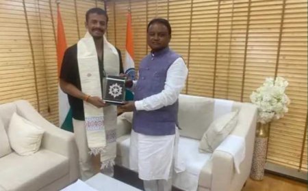 ମୁଖ୍ୟମନ୍ତ୍ରୀ ଙ୍କୁ ଭେଟିଛନ୍ତି ଓଡ଼ିଆ କ୍ରିକେଟ ଖେଳାଳି ତଥା ରଣଜୀ ଅଧୂନାୟକ ଶୁଭ୍ରାଂଶୁ ସେନାପତି ।