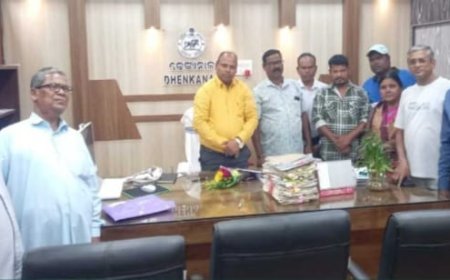 ବନ୍ଦେ ଉକ୍ରଳ ଲୋକକଳା ଓ ଲୋକ ସଂସ୍କୃତି ମହାସଂଘ, ଓଡିଶା ତରଫରୁ ଜିଲ୍ଲା କମିଟି ଚୟନ ଅନୁମୋଦନ କାର୍ଯ୍ୟକାରୀ କରାଯିବା ପାଇଁ ଜିଲ୍ଲା କମିଟି ଜିଲ୍ଲାପାଳଙ୍କୁ ଏକ ଦାବୀପତ୍ର ପ୍ରଦାନ କରିଛନ୍ତି ।