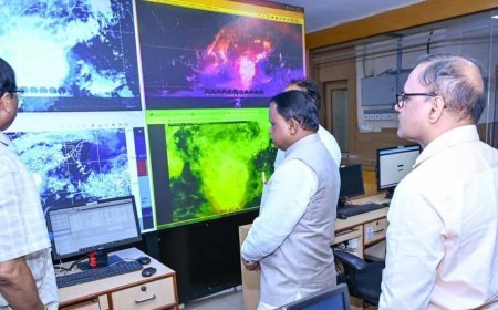 ମାନ୍ୟବର ମୁଖ୍ୟମନ୍ତ୍ରୀ ଶ୍ରୀ ମୋହନ ଚରଣ ମାଝୀ ସ୍ଵତନ୍ତ୍ର ରିଲିଫ୍ କମିଶନରଙ୍କ କଣ୍ଟ୍ରୋଲ ରୁମ୍ ପରିଦର୍ଶନ କରି ବାତ୍ୟା ମୋନ୍ଥା ପାଇଁ ପ୍ରସ୍ତୁତି ସମ୍ପର୍କରେ ଅନୁଧ୍ୟାନ କରିଛନ୍ତି ।