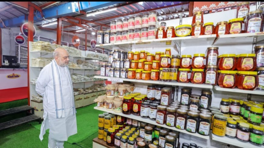 ଗାନ୍ଧୀ  ଜୟନ୍ତୀ ଅବସରରେ କେନ୍ଦ୍ର ଗୃହ ଏବଂ ସମବାୟ ମନ୍ତ୍ରୀ ଶ୍ରୀ ଅମିତ ଶାହ ଆଜି, ନୂଆଦିଲ୍ଲୀର କନଟ ପ୍ଲେସସ୍ଥିତ ଖଦି ଇଣ୍ଡିଆ ଶୋରୁମ ପରିଦର୍ଶନ କରିଛନ୍ତି