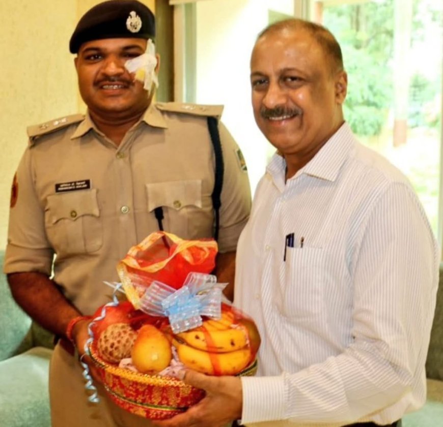 କଟକ ଡିସିପି ଶ୍ରୀ ଖିଲାରୀଙ୍କ ସୁସ୍ଥତା ଓ ଆରୋଗ୍ୟ କାମନା କରି ସାକ୍ଷାତ କଲେ ରାଜ୍ୟ ଆରକ୍ଷୀ ମହାନିର୍ଦ୍ଦେଶକ ଶ୍ରୀ ଯୋଗେଶ