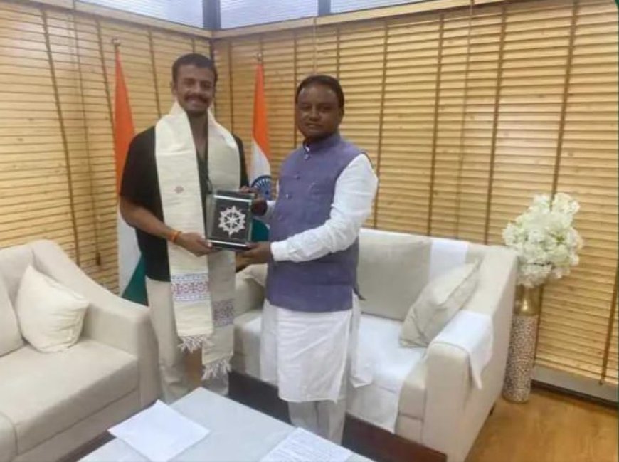 ମୁଖ୍ୟମନ୍ତ୍ରୀ ଙ୍କୁ ଭେଟିଛନ୍ତି ଓଡ଼ିଆ କ୍ରିକେଟ ଖେଳାଳି ତଥା ରଣଜୀ ଅଧୂନାୟକ ଶୁଭ୍ରାଂଶୁ ସେନାପତି ।