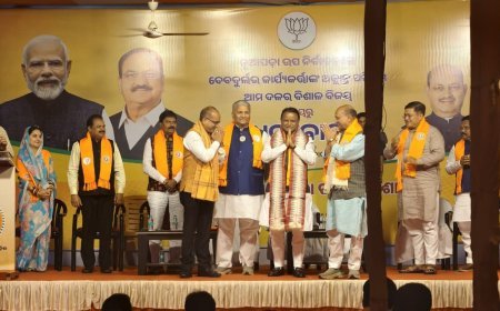 ନୂଆପଡା ନିର୍ବାଚନ ବିଜୟଲାଭରେ ବିଜେପି ଦଳର ଧନ୍ୟବାଦ ସଭାରେ ଦଳର ପ୍ରମୁଖ କର୍ମକର୍ତ୍ତାଙ୍କ ସହିତ ମୁଖ୍ୟମନ୍ତ୍ରୀ...