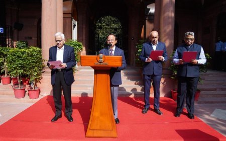 ସମ୍ବିଧାନ ଦିବସରେ ପ୍ରସ୍ତାବନା ପାଠରେ ଯୋଗଦେଲେ ପ୍ରଧାନମନ୍ତ୍ରୀଙ୍କ କାର୍ଯ୍ୟାଳୟର ଅଧୂକାରୀଗଣ