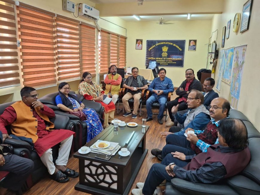 ADG ଙ୍କୁ ବିଶିଷ୍ଟ କବିମାନେ  ଭେଟି ସରକାରଙ୍କ ପ୍ରଚାର ପାଇଁ ସାହିତ୍ୟର ବ୍ୟବହାର ଉପରେ ଗୁରୁତ୍ୱ...