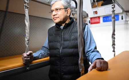 ନୂଆଦିଲ୍ଲୀ ରେଳ ଷ୍ଟେସନରେ ରେ ବନ୍ଦେ ଭାରତ ନିରୀକ୍ଷଣ କଲେ କେନ୍ଦ୍ର ମନ୍ତ୍ରୀ ସ୍ଥିପର ଟ୍ରେନ ଅଶ୍ବିନୀ ବୈଷ୍ଣବ