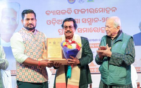 ଡ଼. ନୃସିଂହ ଚରଣ ଷଡ଼ଙ୍ଗୀଙ୍କୁ ବ୍ୟାସକବି ଫକୀରମୋହନ ଓଡ଼ିଆ ଭାଷା ସମ୍ମାନ-୨୦୨୧ ପ୍ରଦାନ କରାଯାଇଛି।