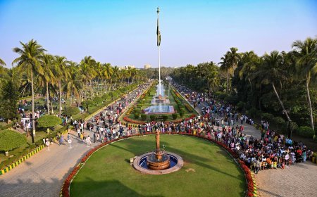 ଲୋକ ଭବନ ଉଦ୍ୟାନ ପରିଦର୍ଶନରେ ଆସିଥିବା ପିଲା ମାନଙ୍କ ସହ ଖୁସିରେ ରାଜ୍ୟପାଳ...