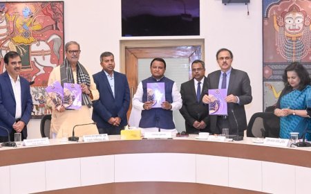 ମୁଖ୍ୟମନ୍ତ୍ରୀଙ୍କୁ ଷଷ୍ଠ ରାଜ୍ୟ ଅର୍ଥ କମିଶନଙ୍କ ରିପୋର୍ଟ ପ୍ରଦାନ...