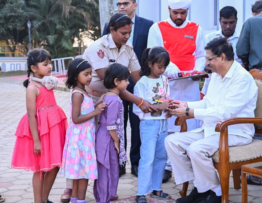 ଲୋକଭବନ ଉଦ୍ୟାନ ପରିଦର୍ଶନ ବେଳେ ରାଜ୍ୟପାଳ ଦ୍ୱିତୀୟ ଥର ପାଇଁ ପିଲାମାନଙ୍କ ସହ...