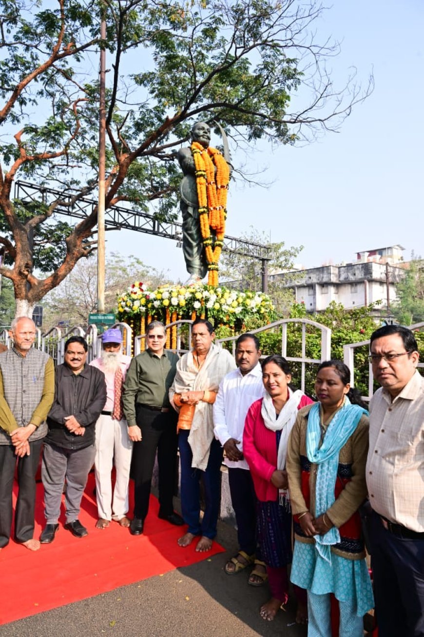 ମହାନ ସ୍ୱାଧୀନତା ସଂଗ୍ରାମୀ ଚନ୍ଦନ ହାଜୁରୀ (ଚାଖି ଖୁଣ୍ଟିଆ)ଙ୍କ ସ୍ମୃତିରେ ମାଲ୍ୟାର୍ପଣ...