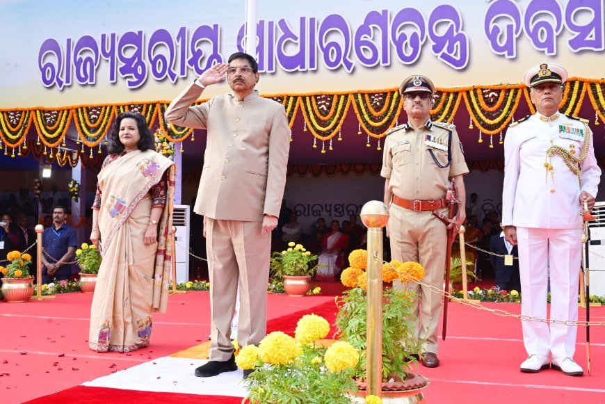 ମହାତ୍ମା ଗାନ୍ଧୀ ମାର୍ଗରେ ରାଜ୍ୟପାଳ ଡ଼. ହରିବାବୁ କମ୍ଭମ ପାଟି ଜାତୀୟ ପତାକା ଉତ୍ତୋଳନ ଅବସରରେ...