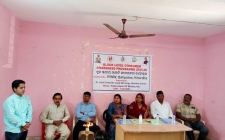 IYWW ର ଖାଉଟି ସଚେତନତା କାର୍ଯ୍ୟକ୍ରମରେ ସାମାଜିକ କର୍ମୀ ହିମାଦ୍ରୀ ତନୟା ଉପସ୍ଥିତ ଅତିଥିମାନଙ୍କୁ ଉତ୍ତରୀ ଦେଇ ସମ୍ଭର୍ଦ୍ଧିତ କରୁଛନ୍ତି