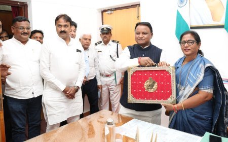 ବିଧାନସଭାର ପରମ୍ପରା ଅନୁଯାୟୀ ମାନ୍ୟବର ମୁଖ୍ୟମନ୍ତ୍ରୀ, ତଥା ଅର୍ଥମନ୍ତ୍ରୀ ଗୃହରେ ବଜେଟ ଉପସ୍ଥାପନ ପୂର୍ବରୁ ବାଚସ୍ପତିଙ୍କୁ ଏହାର ଏକ କିତା ନକଲ ପ୍ରଦାନ କରୁଛନ୍ତି l