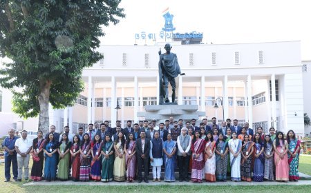 ବାଚସ୍ପତି ଶ୍ରୀମତୀ ସୁରମା ପାଢ଼ୀ ଓ ଉପବାଚସ୍ପତି ଶ୍ରୀ ଭବାନୀଶଙ୍କର ଭୋଇ ଙ୍କ ସହ ବିଧାନସଭା ପରିଭ୍ରମଣରେ ଆସିଥିବା ଓଡିଶା ଅର୍ଥ ସେବାର ନବ ନିଯୁକ୍ତ ଅଧିକାରୀ ମାନେ ଉପସ୍ଥିତ ଅଛନ୍ତି l