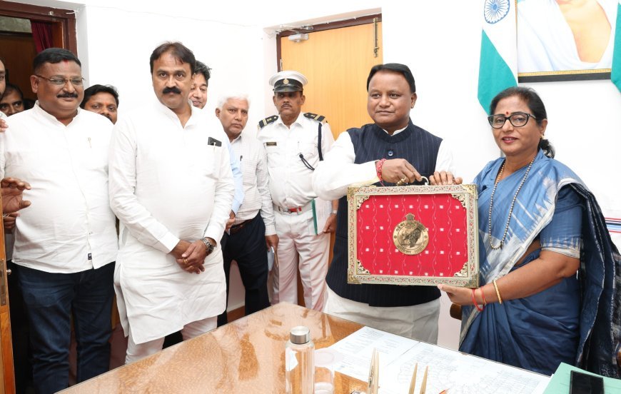 ବିଧାନସଭାର ପରମ୍ପରା ଅନୁଯାୟୀ ମାନ୍ୟବର ମୁଖ୍ୟମନ୍ତ୍ରୀ, ତଥା ଅର୍ଥମନ୍ତ୍ରୀ ଗୃହରେ ବଜେଟ ଉପସ୍ଥାପନ ପୂର୍ବରୁ ବାଚସ୍ପତିଙ୍କୁ ଏହାର ଏକ କିତା ନକଲ ପ୍ରଦାନ କରୁଛନ୍ତି l