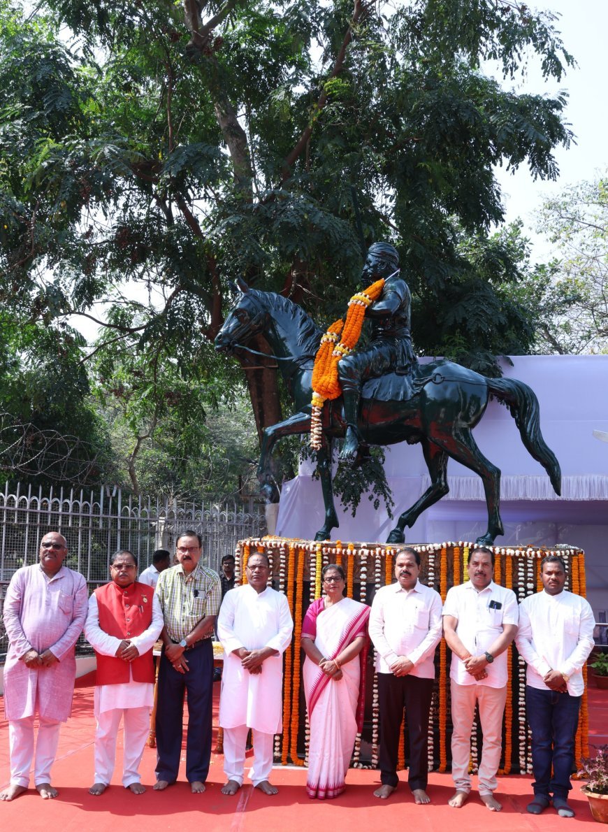 ବିଧାନସଭା ପରିସରରେ ବୀର ସୁରେନ୍ଦ୍ର ସାଏଙ୍କ ଶ୍ରଦ୍ଧାଞ୍ଜଳି...