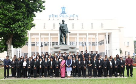 ବାଚସ୍ପତି ଶ୍ରୀମତୀ ସୁରମା ପାଢ଼ୀ ଓ ଉପବାଚସ୍ପତି ଶ୍ରୀ ଭବାନୀଶଙ୍କର ଭୋଇ ଙ୍କ ସହ ବିଧାନସଭାସଭା ପରିଭ୍ରମଣରେ ଆସିଥିବା ୟୁନିଭରସିଟି ଲ କଲେଜ ର ଛାତ୍ର ଛାତ୍ରୀ ମାନେ ଉପସ୍ଥିତ ଅଛନ୍ତି  l