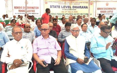 ମୂଳ ପେନସନ ସଂଶୋଧନ ଦାବିରେ ବ୍ୟା ବ୍ୟାଙ୍କ ପେନ୍‌ସନ ଭୋଗୀଙ୍କ ଗଣଧାରଣା ଓ ରାଜ୍ୟପାଳଙ୍କୁ ସ୍ମାରକପତ୍ର ସ୍ମାରକ ପ୍ରଦାନ