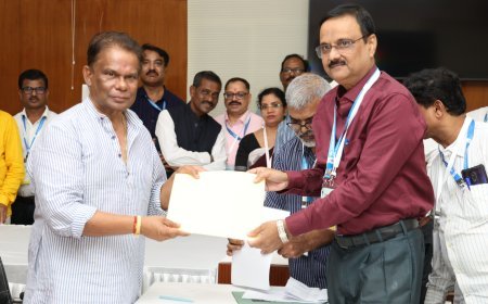 ନବ ନିର୍ବାଚିତ ରାଜ୍ୟସଭାର ସଦସ୍ୟ   ରିଟର୍ଣ୍ଣି ଅଫିସରଙ୍କ ଠାରୁ ନିର୍ବାଚିତ ହେବାର ପ୍ରମାଣପତ୍ର ଗ୍ରହଣ କରୁଛନ୍ତି  l