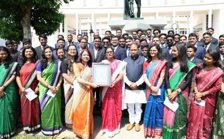 ବାଚସ୍ପତି ଶ୍ରୀମତୀ ସୁରମା ପାଢ଼ୀ ଓ ଉପବାଚସ୍ପତି ଶ୍ରୀ ଭବାନୀଶଙ୍କର ଭୋଇ ଙ୍କ ସହ ବିଧାନସଭା ପରିଭ୍ରମଣରେ ଆସିଥିବା ସହକାରୀ ଶ୍ରମ ଅଧିକାରୀ ମାନେ ଉପସ୍ଥିତ ରହିଛନ୍ତି |