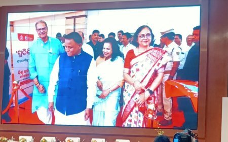 ଜଳ ଦିବସ ସମାରୋହ ଅବସରରେ ମୁଖ୍ୟମନ୍ତ୍ରୀ ଲୋକସେବା ଭବନ ପରିସରରେ ହୋଇଥିବା ବିଭାଗର ସଫଳତାର ଫଟୋଚିତ୍ର ବୁଲି ଖୁସି ବ୍ୟକ୍ତ କରୁଛନ୍ତି |