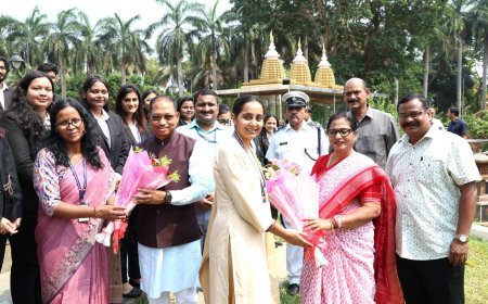 ବାଚସ୍ପତି ଶ୍ରୀମତୀ ସୁରମା ପାଢ଼ୀ ଓ ଉପବାଚସ୍ପତି ଶ୍ରୀ ଭବାନୀଶଙ୍କର ଭୋଇ ଙ୍କ ସହ ସାକ୍ଷାତ କରୁଛନ୍ତି ବିଧାନସଭା ପରିଭ୍ରମଣରେ ଆସିଥିବା ଶିକ୍ଷା ଓ ଅନୁସନ୍ଧାନ ବିଶ୍ୱବିଦ୍ୟାଳୟର ଆଇନ ବିଭାଗର ଛାତ୍ର ଛାତ୍ରୀମାନେ |