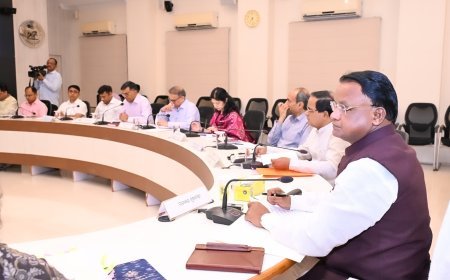 ମୁଖ୍ୟମନ୍ତ୍ରୀ ଶ୍ରୀ ମୋହନ ଚରଣ ମାଝୀ ରାଜ୍ୟରେ ଅତ୍ୟାବଶ୍ୟକୀୟ ସାମଗ୍ରୀର ଯୋଗାଣ ଶୃଙ୍ଖଳା ସଂପର୍କରେ ଜିଲ୍ଲାପାଳ ମାନଙ୍କ ସହିତ ଭିଡିଓ କନଫରେନ୍ସ ଜରିଆରେ ଆଲୋଚନା କରୁଛନ୍ତି