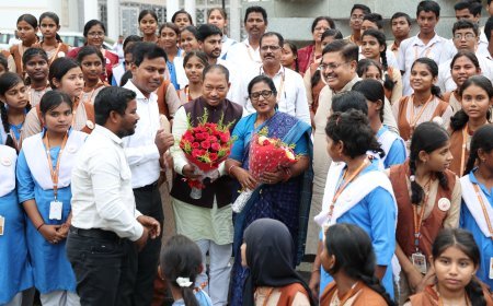 ଓଡିଶା ବିଧାନସଭା ପରିଭ୍ରମଣରେ ଆସିଥିବା ଖୋର୍ଦ୍ଧା ପି ଏମ ଶ୍ରୀ ବିଦ୍ୟାଳୟର ଛାତ୍ର ଛାତ୍ରୀ ମାନଙ୍କ ସହିତ ଉପସ୍ଥିତ ଅଛନ୍ତି  ମାନ୍ୟବର ବାଚସ୍ପତି ଶ୍ରୀମତୀ ସୁରମା ପାଢ଼ୀ