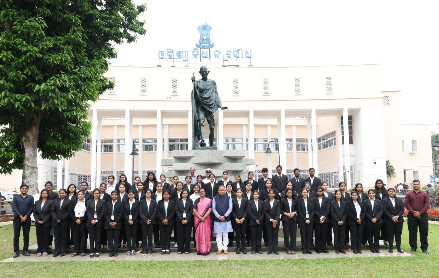 ବାଚସ୍ପତି ଶ୍ରୀମତୀ ସୁରମା ପାଢ଼ୀ ଓ ଉପବାଚସ୍ପତି ଶ୍ରୀ ଭବାନୀଶଙ୍କର ଭୋଇ ଙ୍କ ସହ ବିଧାନସଭାସଭା ପରିଭ୍ରମଣରେ ଆସିଥିବା ୟୁନିଭରସିଟି ଲ କଲେଜ ର ଛାତ୍ର ଛାତ୍ରୀ ମାନେ ଉପସ୍ଥିତ ଅଛନ୍ତି  l