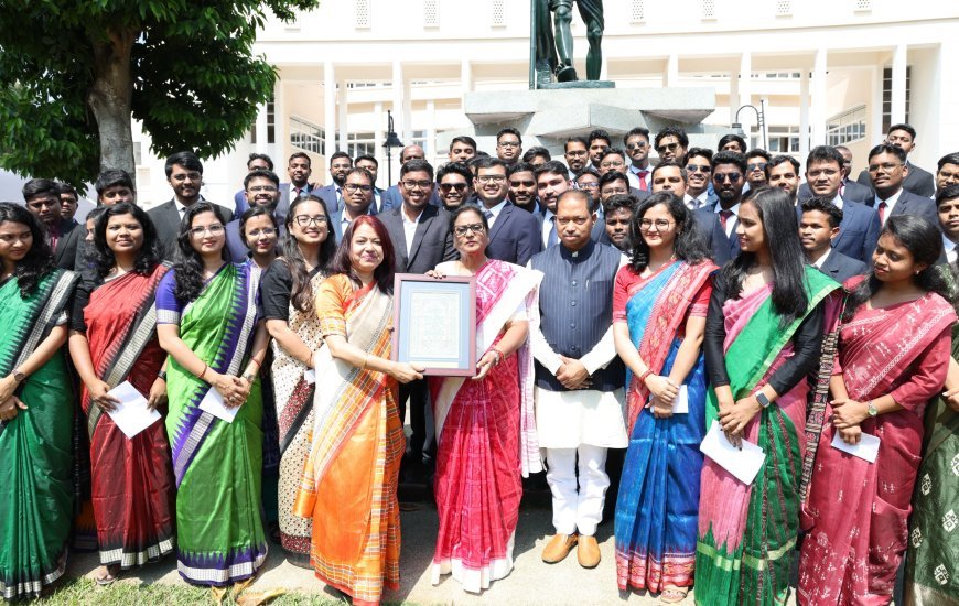 ବାଚସ୍ପତି ଶ୍ରୀମତୀ ସୁରମା ପାଢ଼ୀ ଓ ଉପବାଚସ୍ପତି ଶ୍ରୀ ଭବାନୀଶଙ୍କର ଭୋଇ ଙ୍କ ସହ ବିଧାନସଭା ପରିଭ୍ରମଣରେ ଆସିଥିବା ସହକାରୀ ଶ୍ରମ ଅଧିକାରୀ ମାନେ ଉପସ୍ଥିତ ରହିଛନ୍ତି |