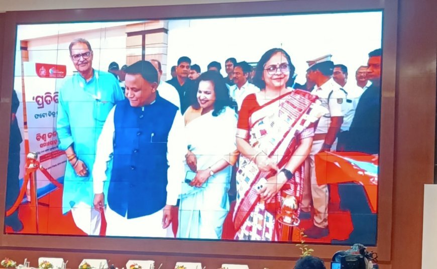 ଜଳ ଦିବସ ସମାରୋହ ଅବସରରେ ମୁଖ୍ୟମନ୍ତ୍ରୀ ଲୋକସେବା ଭବନ ପରିସରରେ ହୋଇଥିବା ବିଭାଗର ସଫଳତାର ଫଟୋଚିତ୍ର ବୁଲି ଖୁସି ବ୍ୟକ୍ତ କରୁଛନ୍ତି |