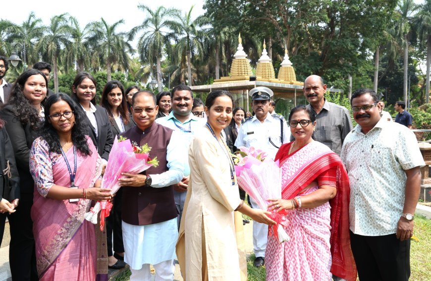 ବାଚସ୍ପତି ଶ୍ରୀମତୀ ସୁରମା ପାଢ଼ୀ ଓ ଉପବାଚସ୍ପତି ଶ୍ରୀ ଭବାନୀଶଙ୍କର ଭୋଇ ଙ୍କ ସହ ସାକ୍ଷାତ କରୁଛନ୍ତି ବିଧାନସଭା ପରିଭ୍ରମଣରେ ଆସିଥିବା ଶିକ୍ଷା ଓ ଅନୁସନ୍ଧାନ ବିଶ୍ୱବିଦ୍ୟାଳୟର ଆଇନ ବିଭାଗର ଛାତ୍ର ଛାତ୍ରୀମାନେ |