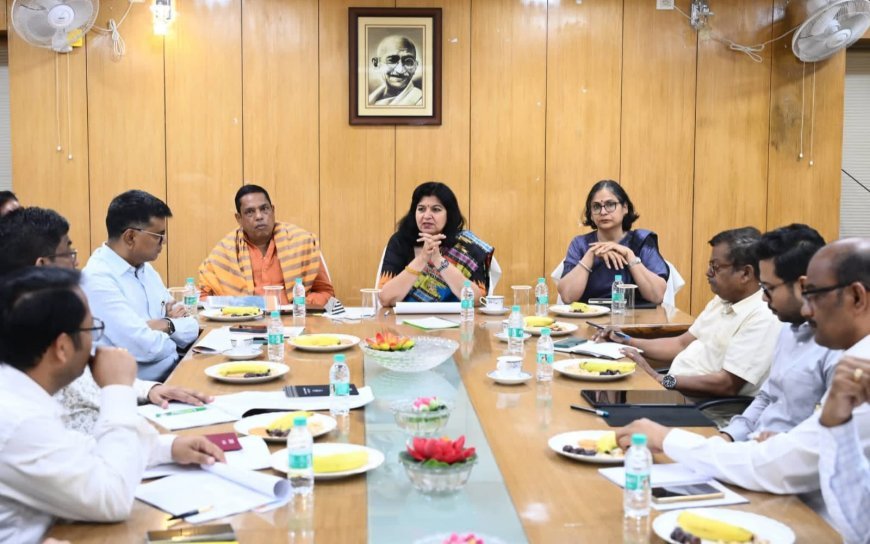 ଭୁବନେଶ୍ବର ସାଂସଦ ଭୁବନେଶ୍ବର ବିକାଶ ପାଇଁ ବିଭାଗୀୟ ଅଧୂକାରୀଙ୍କ ସହ ଆଲୋଚନା...