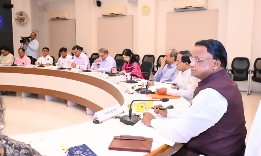 ମୁଖ୍ୟମନ୍ତ୍ରୀ ଶ୍ରୀ ମୋହନ ଚରଣ ମାଝୀ ରାଜ୍ୟରେ ଅତ୍ୟାବଶ୍ୟକୀୟ ସାମଗ୍ରୀର ଯୋଗାଣ ଶୃଙ୍ଖଳା ସଂପର୍କରେ ଜିଲ୍ଲାପାଳ ମାନଙ୍କ ସହିତ ଭିଡିଓ କନଫରେନ୍ସ ଜରିଆରେ ଆଲୋଚନା କରୁଛନ୍ତି