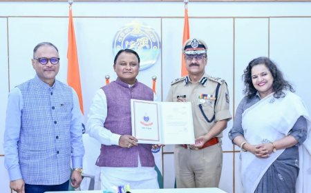 ଲୋକସେବା ଭବନରେ ମୁଖ୍ୟମନ୍ତ୍ରୀ ମୋହନ ଚରଣ ମାଝୀଙ୍କୁ ରାଷ୍ଟ୍ରପତିଙ୍କ ପୁଲିସ କଲର୍ସ ଆୱାର୍ଡ ପ୍ରଦର୍ଶନ କରୁଛନ୍ତି ରାଜ୍ୟ ପୁଲିସ ମହାନିର୍ଦ୍ଦେଶକ ଯୋଗେଶ ବାହାଦୂର ଖୁରାନିଆ