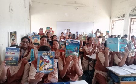 "ଆସ ବହିଟିଏ କିଣିବା ଅଭିଯାନ"ରେ ଶିକ୍ଷାନୁଷ୍ଠାନର ଛାତ୍ରୀମାନେ ସାମିଲ ହୋଇଛନ୍ତି।