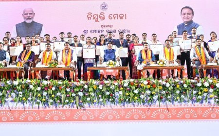 କଳିଙ୍ଗ ଷ୍ଟାଡିଅମ ଠାରେ ଆୟୋଜିତ ୧୫ ତମ ନିଯୁକ୍ତି ମେଳାରେ  ଲୋକଙ୍କ ସରକାର ଲୋକଙ୍କ ପାଇଁ ନିଯୁକ୍ତିର ସୁଯୋଗ ଦେବା ଅବସରରେ ମୁଖ୍ୟମନ୍ତ୍ରୀ ଶ୍ରୀ ମୋହନ ଚରଣ ମାଝୀ।