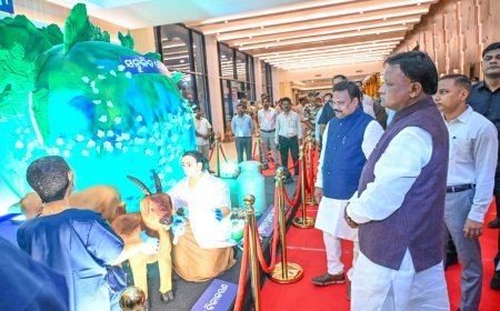 ବିଶ୍ୱ ପ୍ରାଣିଚିକିତ୍ସା ଦିବସ ୨୦୨୬ ଅବସରରେ ମୁଖ୍ୟମନ୍ତ୍ରୀ ଶ୍ରୀ ମୋହନ ଚରଣ ମାଝୀ  ଲୋକସେବା ଭବନ ପରିସରରେ ଥିବା ପ୍ରାଣୀ ଉଦ୍ଧାର ଯାନ ପରିଦର୍ଶନ କରୁଛନ୍ତି |