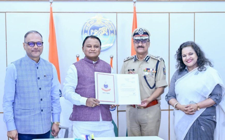 ଲୋକସେବା ଭବନରେ ମୁଖ୍ୟମନ୍ତ୍ରୀ ମୋହନ ଚରଣ ମାଝୀଙ୍କୁ ରାଷ୍ଟ୍ରପତିଙ୍କ ପୁଲିସ କଲର୍ସ ଆୱାର୍ଡ ପ୍ରଦର୍ଶନ କରୁଛନ୍ତି ରାଜ୍ୟ ପୁଲିସ ମହାନିର୍ଦ୍ଦେଶକ ଯୋଗେଶ ବାହାଦୂର ଖୁରାନିଆ