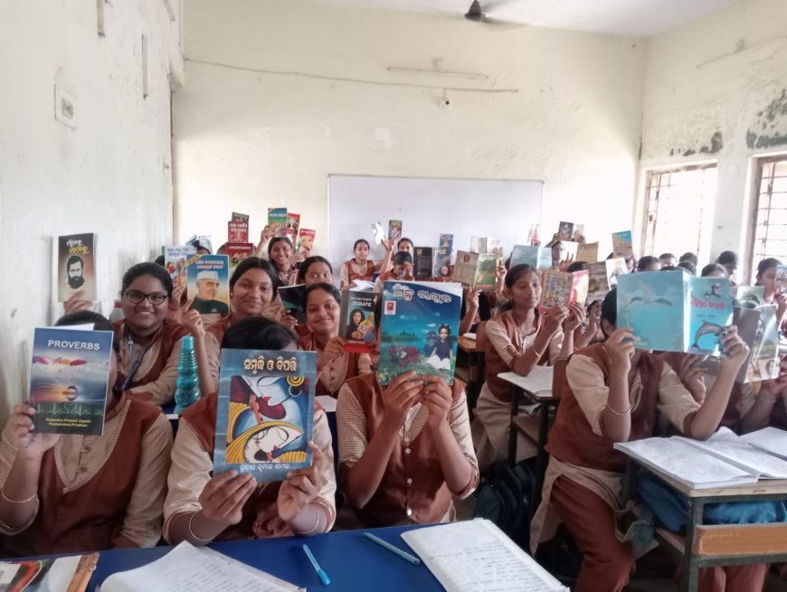 "ଆସ ବହିଟିଏ କିଣିବା ଅଭିଯାନ"ରେ ଶିକ୍ଷାନୁଷ୍ଠାନର ଛାତ୍ରୀମାନେ ସାମିଲ ହୋଇଛନ୍ତି।