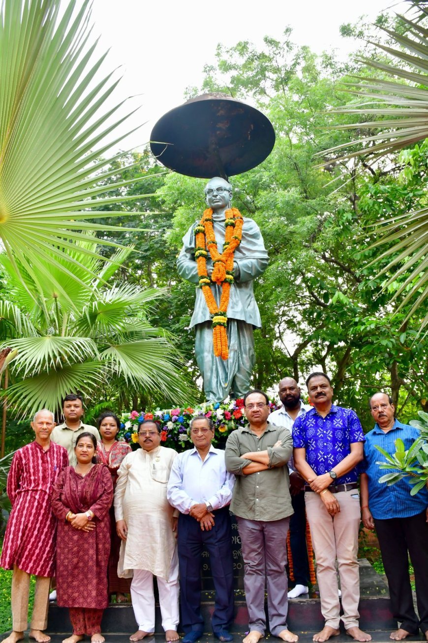 ମହାନ ସ୍ୱାଧୀନତା ସଂଗ୍ରାମୀ ଡଃ ସଦାଶିବ ତ୍ରିପାଠୀଙ୍କ ଜୟନ୍ତୀରେ ମାଲ୍ୟାର୍ପଣ ଓ ଶ୍ରଦ୍ଧାଞ୍ଜଳି...