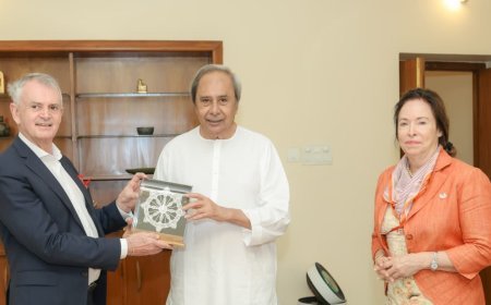 ନବୀନ ନିବାସରେ ଓଡ଼ିଶା ବିଧାନସଭାର ମାନ୍ୟବର ବିରୋଧୀ ଦଳ ନେତା ଶ୍ରୀ ନବୀନ ପଟ୍ଟନାୟକଙ୍କ ସହ ସୌଜନ୍ୟମୂଳକ ସାକ୍ଷାତ କରୁଛନ୍ତି ଭାରତରେ ଅବସ୍ଥାପିତ କାନାଡାର ହାଇକମିଶନର ମହାମହିମ ଶ୍ରୀଯୁକ୍ତ କ୍ରିଷ୍ଟୋଫର କୁଟର ଓ ଅନ୍ୟ ସହକର୍ମୀ