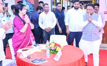 ସଂସ୍କୃତି ଭବନ ସମ୍ମିଳନୀ କକ୍ଷ ଠାରେ ଆୟୋଜିତ ଓଡ଼ିଆ ଚଳଚ୍ଚିତ୍ରର ବିକାଶ ନିମନ୍ତେ ଚଳଚ୍ଚିତ୍ର ବ୍ୟକ୍ତିତ୍ୱଙ୍କ ସହ ବାର୍ତ୍ତାଳାପ କାର୍ଯ୍ୟକ୍ରମରେ ମୁଖ୍ୟମନ୍ତ୍ରୀ ଶ୍ରୀ ମୋହନ ଚରଣ ମାଝୀ।